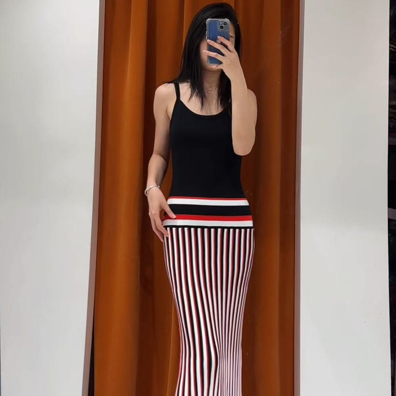 This Year's Popular Beautiful Dresses for Beach Vacations, Long French-Style Elegant Green Spaghetti Strap Knitted Dresses for Women in Summer