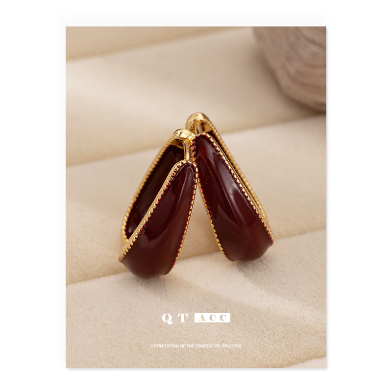 Un sentido de alta calidad de los pernos de aceite hechos a mano, estilo de moda, estilo de viaje de otoño y invierno, pernos de orejas para mujeres lujosos y de alta calidad.