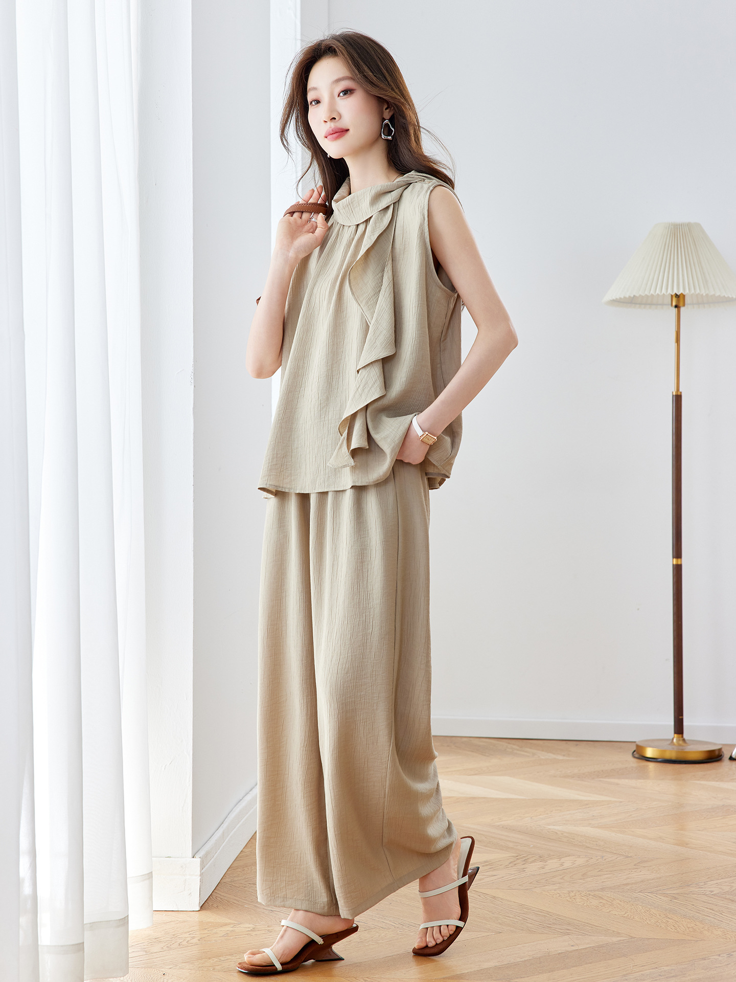Bộ quần áo nữ hai mảnh áo sơ mi không tay phối quần ống rộng có thắt lưng — Xanh lông mòng đen, màu kaki