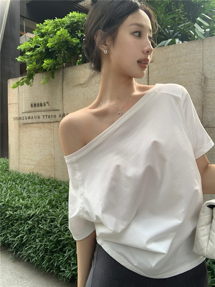 2025 新しい夏のホットガール斜め肩半袖ルーズ Tシャツ女性のカジュアル不規則な無地多用途学生トップ