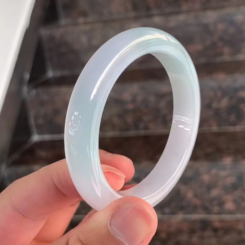 Vòng tay ngọc bích Laokeng cao cấp dáng mỏng mùa hè chi tiết 3
