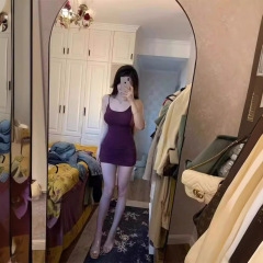 雰囲気の紫色の女性の味のストラップのワンピースの女性の秋の新型の修身の中で底のギャルを打って尻のスカートの潮を包みます。