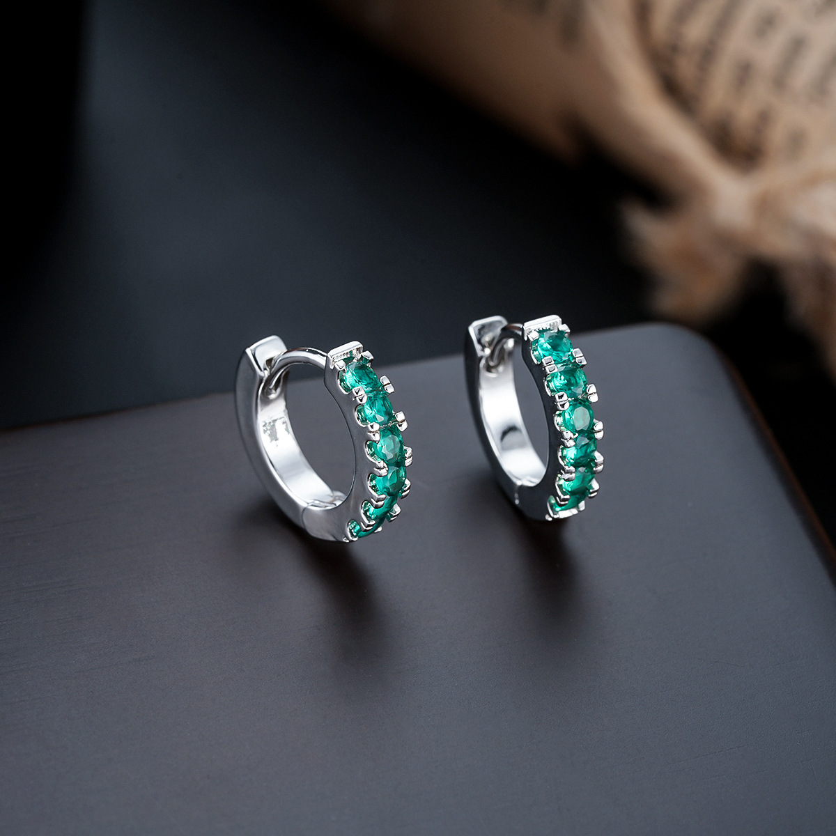 X1074-G (green diamond earrings) silver pair