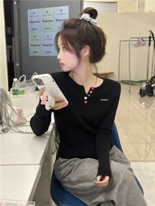 甜美别致内搭打底衫女2025春季新款爱心扣针织毛衣设计感短款上衣|undefined