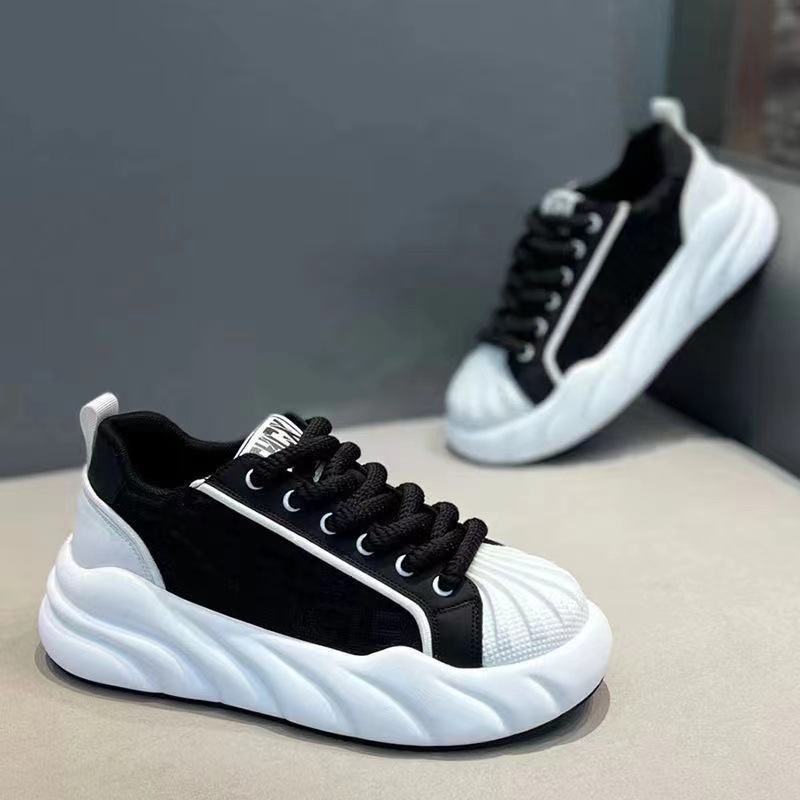 Zapatos de skate para hombres primavera 2026 nuevos zapatos deportivos transpirables juveniles tendencia de suela gruesa versátil zapatos blancos para hombres
