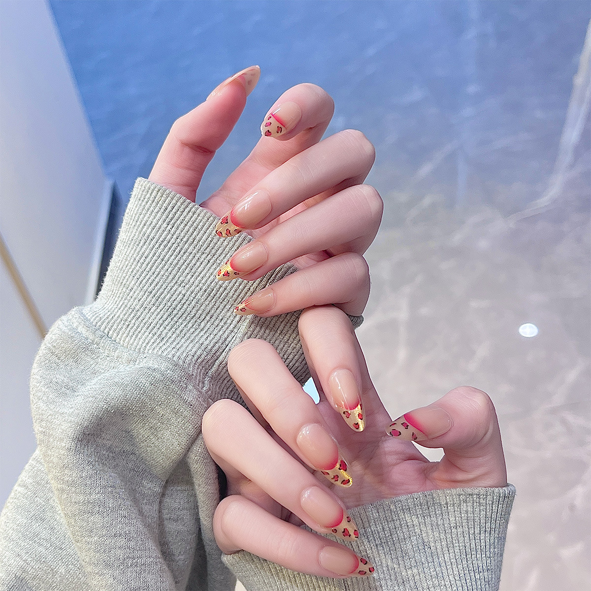 Uña hecha a mano de otoño y invierno gradiente estampado leopardo francés manicure tridimensional simple estilo de personalidad universal y medio mano de usar uñas