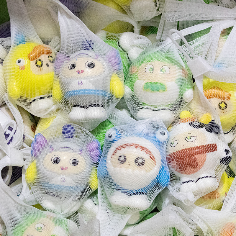 新商品のネットの赤い卵の子のパーティーはつまみます。|undefined