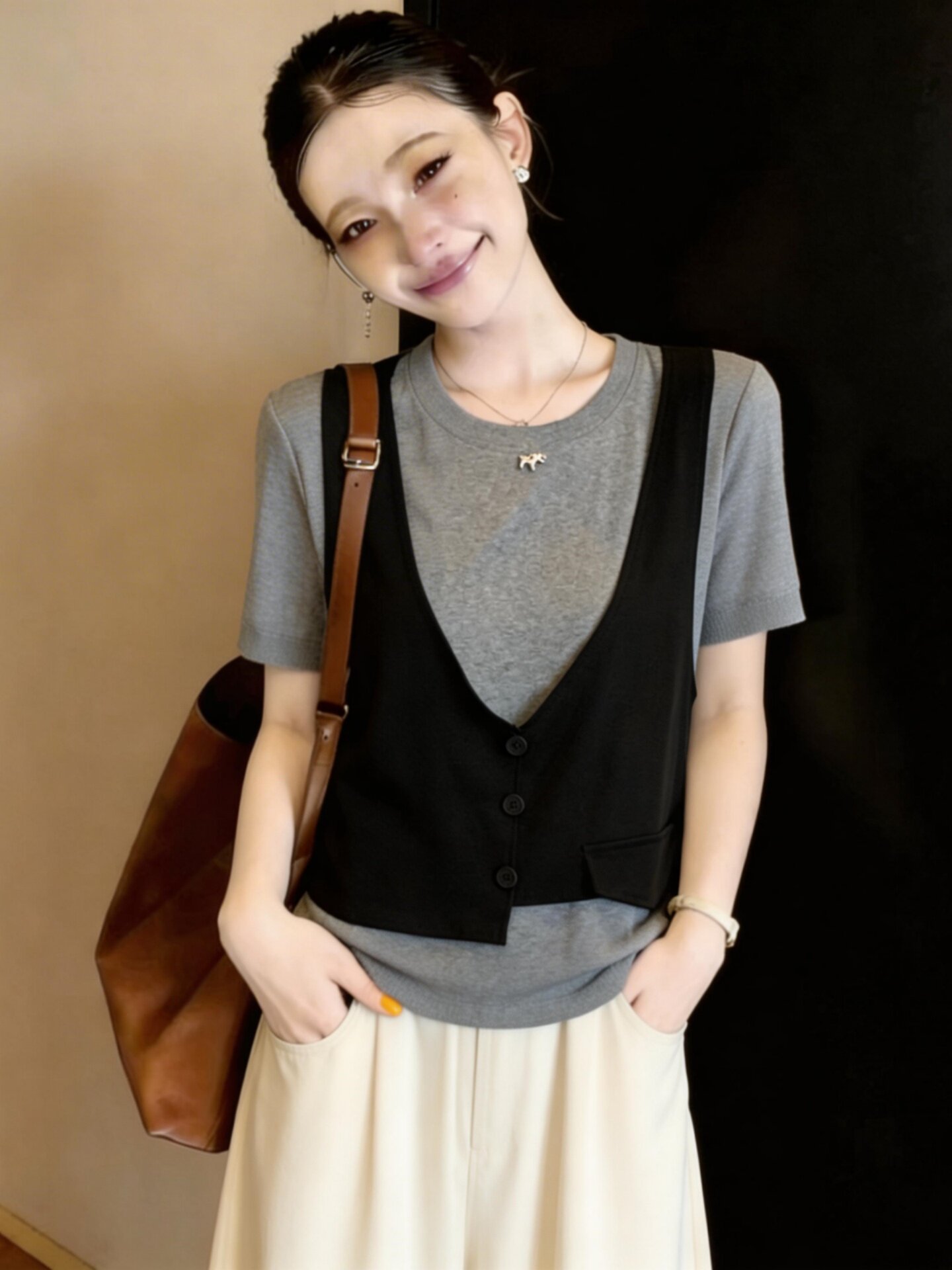 Áo thun nữ tay ngắn phối giả hai lớp cổ tròn, dáng suông thanh lịch — màu đen