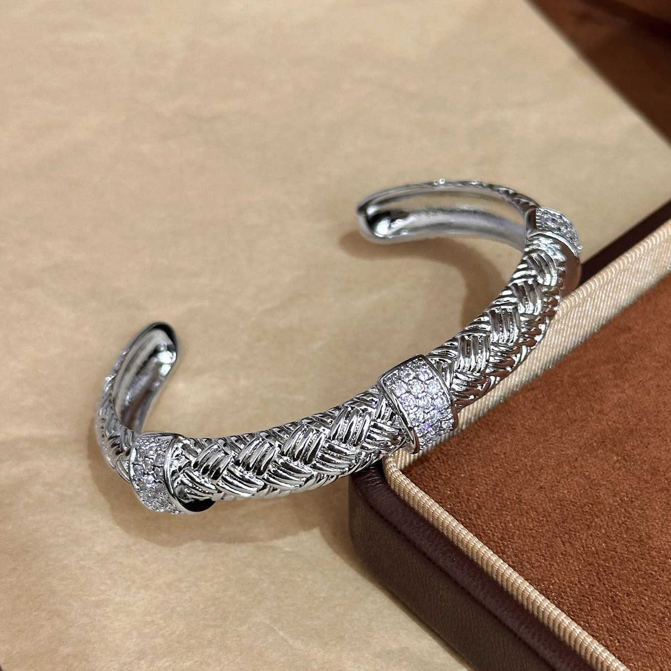 Vintage industria pesada exagerada pulsera de apertura de tendencia nacional nueva pulsera de tejido dibujada a mano de estilo chino mujer lujosa sensación de alto nivel