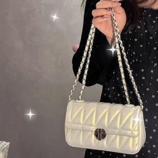 One-shoulder bag with diamond pattern, high-quality style