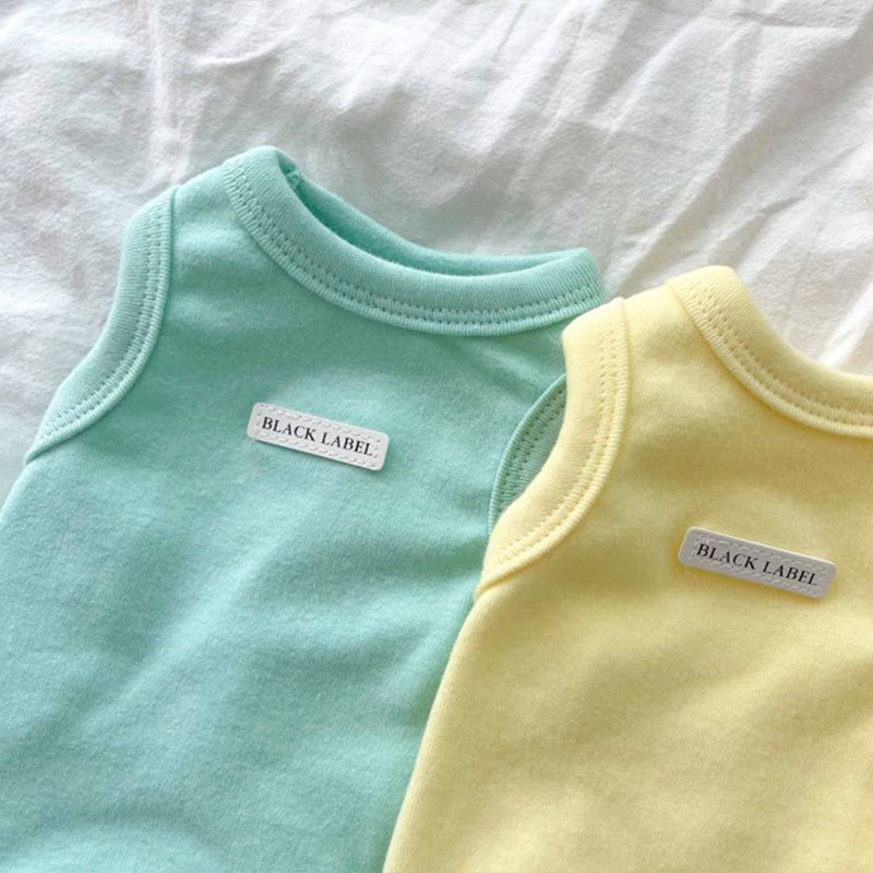 Primavera y verano perro color sólido dos patas chaleco gato leche perro cachorro Teddy taza de té gatito pequeño perro ropa para mascotas