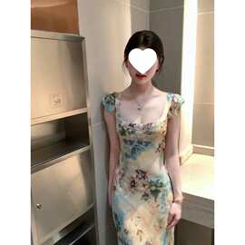 微胖法式复古方领碎花连衣裙女夏季2026大码度假风收腰显瘦长裙