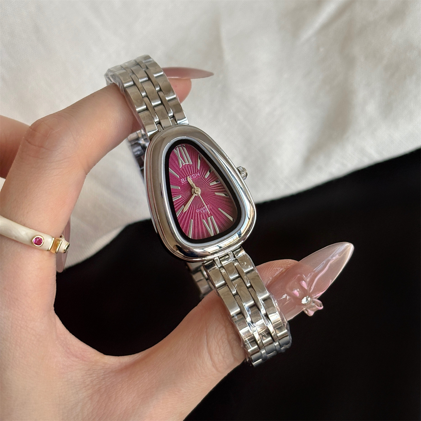 人気のスネークヘッドスチールストリップチェーンウォッチレディースライト高級通勤ハイエンドシンプルクォーツレディースウォッチメーカー売れ筋卸売