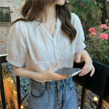 夏季2026V领蕾丝泡泡袖白衬衣设计感小众轻熟短袖衬衫上衣女