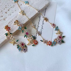 レトロで軽い豪華な色の花の蝶の真珠のジルコンのネックレスの小さい大衆の気質の高級感の個性は鎖の鎖に似合います。