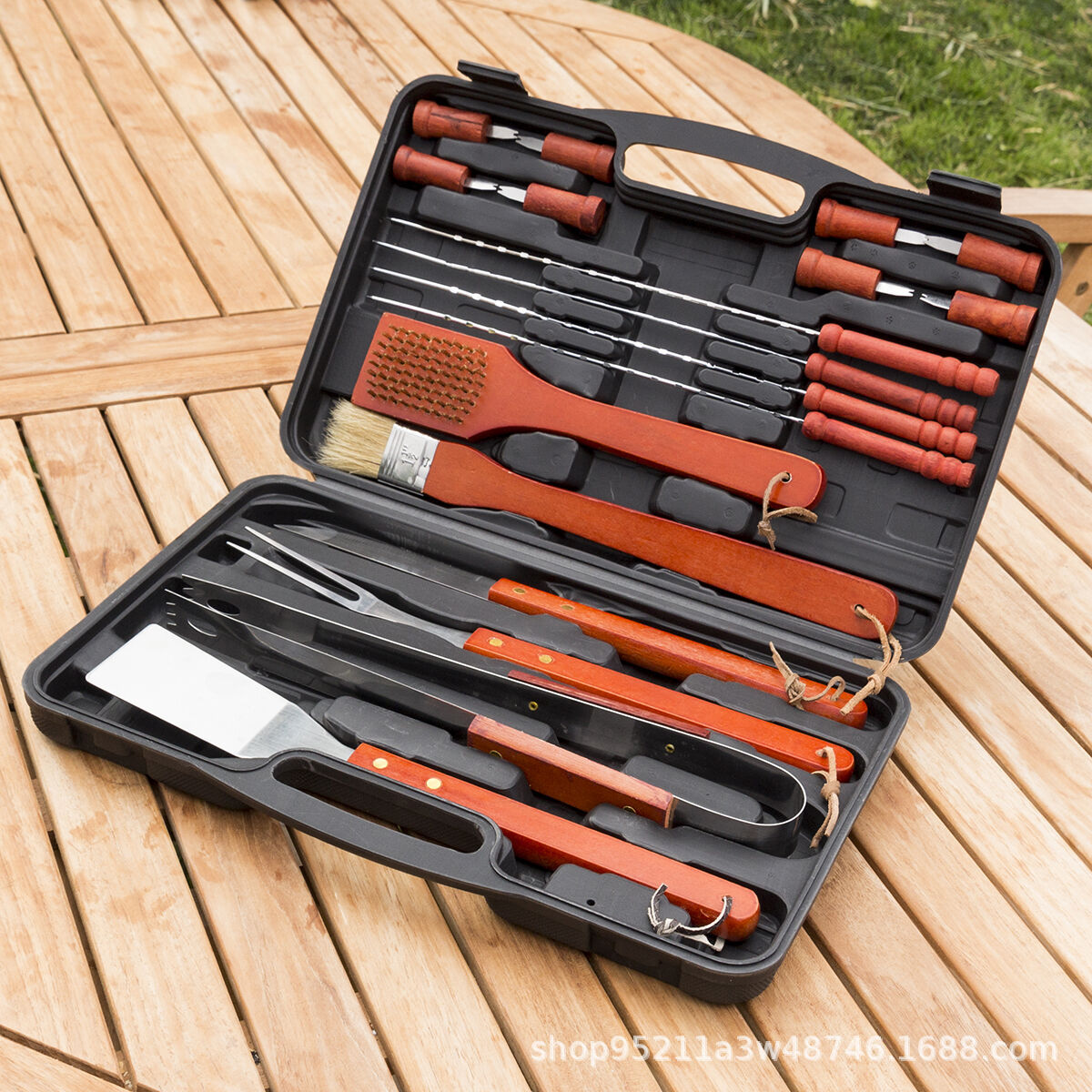 Amazon acero inoxidable mango de madera para acampamiento al aire libre conjunto de parrilla caja de plástico 19 piezas conjunto de parrilla combinada