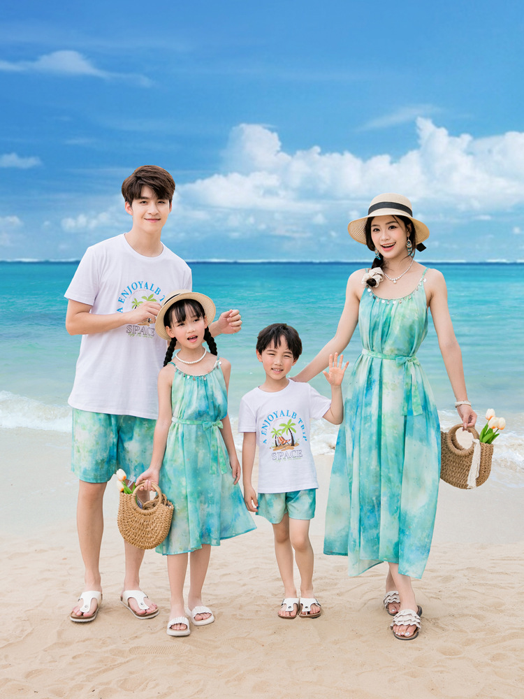 海の伝説の親子はビーチの海辺を旅行して休暇を過ごします。