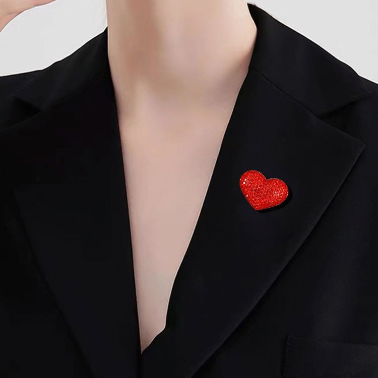 Romántico coreano broche de diamante de amor rojo dulce broche de diamante de corazón de melocotón joyería al por mayor