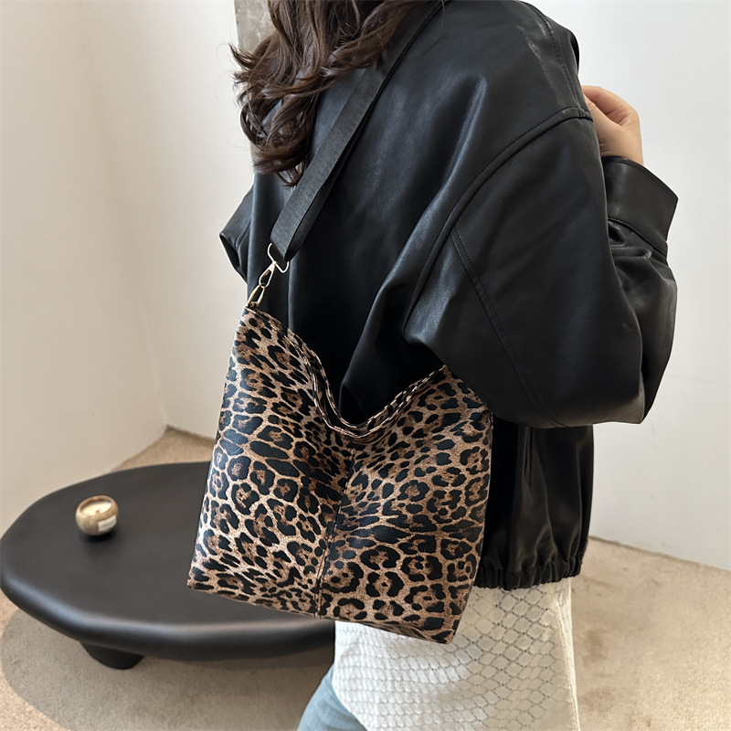 Bolso bandolera de todo fósforo moda femenina estampado de leopardo japonés nuevo bolso de hombro de ins retro estilo perezoso bolso de alta capacidad