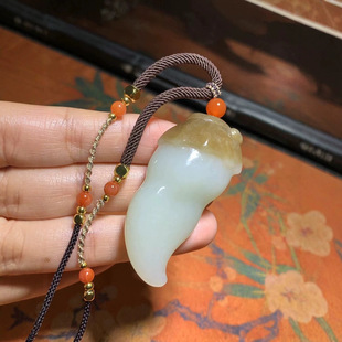 Hetian jade and material chili red fire sugar white carving fine full image realistic meaning business is booming