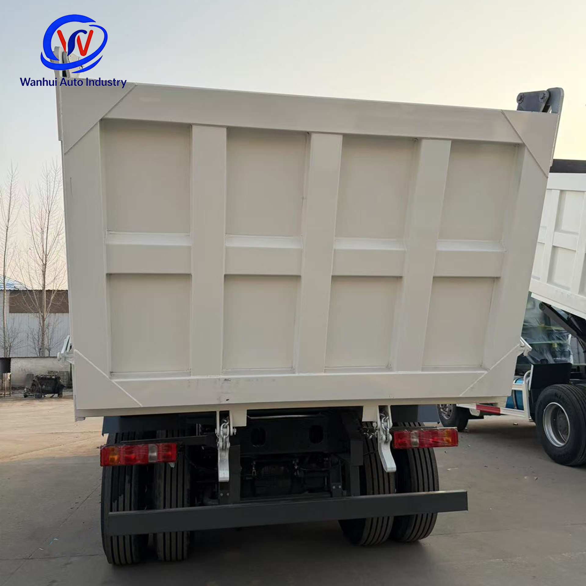 Cross-Border Type Howo 371Hp Lifting Dump Truck, 10-Wheel Hydraulic Tipper Truck, Special Vehicle for Engineering Earthmoving Transport