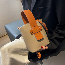 高檔高顏值時尚撞色手提包皮帶裝飾水桶包大容量單肩斜挎包包