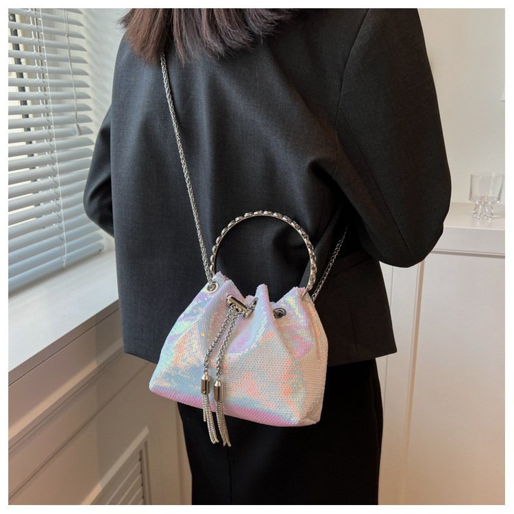 Summer 2022 New Fashion Sequined Chain Circle Handheld Messenger Portable Bucket Bag display picture 2