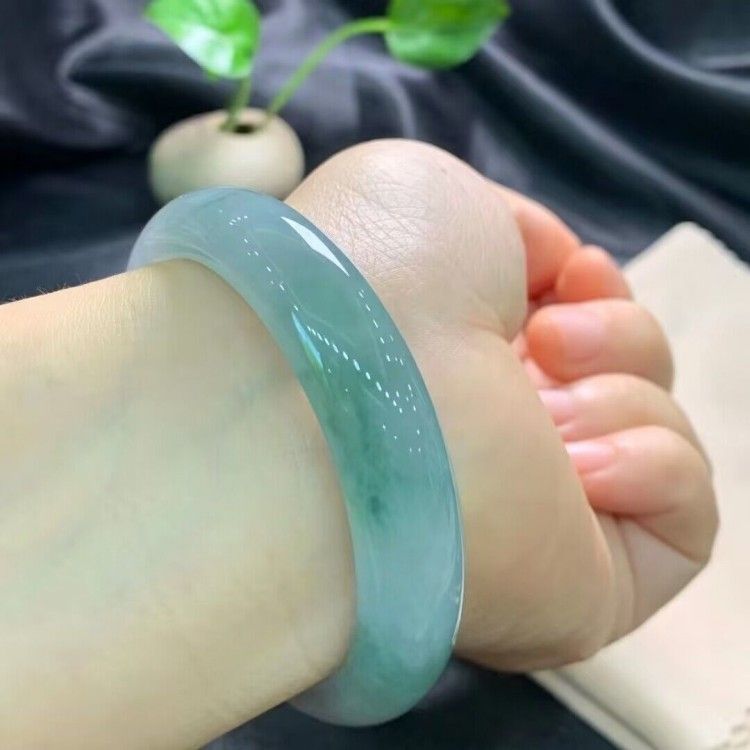 Vòng tay ngọc bích Miến Điện cao cấp nước xanh lam thanh, băng cao, loại băng nữ, có giấy chứng nhận chi tiết 25