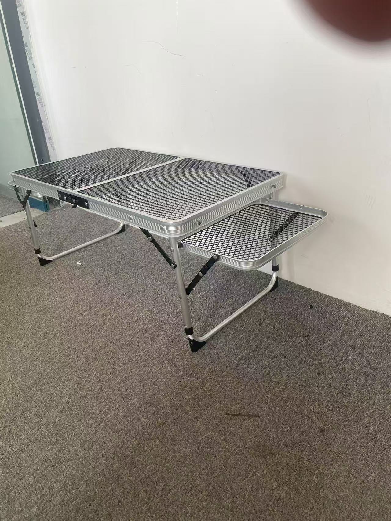 屋外キャンプテーブル鉄網折り畳みテーブル携帯キャンプテーブル昇降棚付きアルミ合金テーブル代発