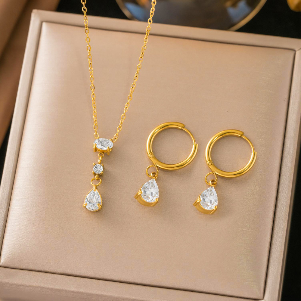 European and American-style, lightweight luxury cubic zirconia teardrop pendant necklace and earring set, exuding elegance and sophistication, gold-colored jewelry gift box, wholesale