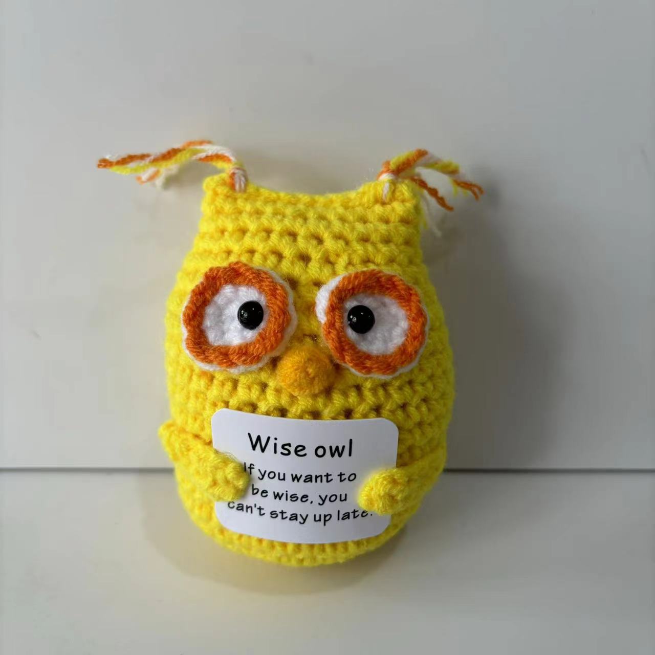 国境を越えてアマゾンの毛糸を販売している手作りのニット鉤織動物ペンギンは積極的に面白い減圧人形が座っている