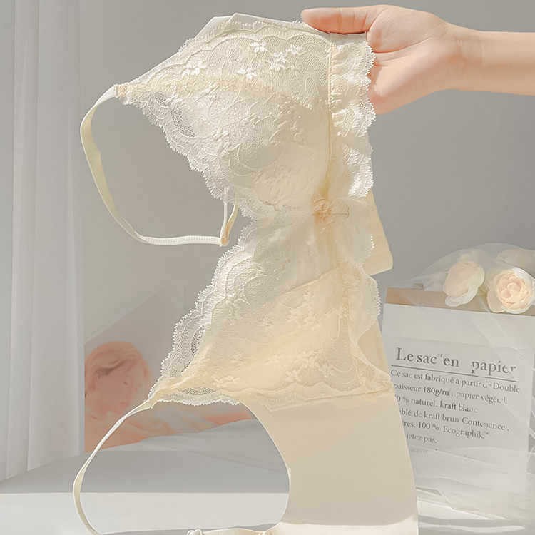 下着の女性の薄いタイプのセクシーで快適で通気性があります。胸が集まっています。