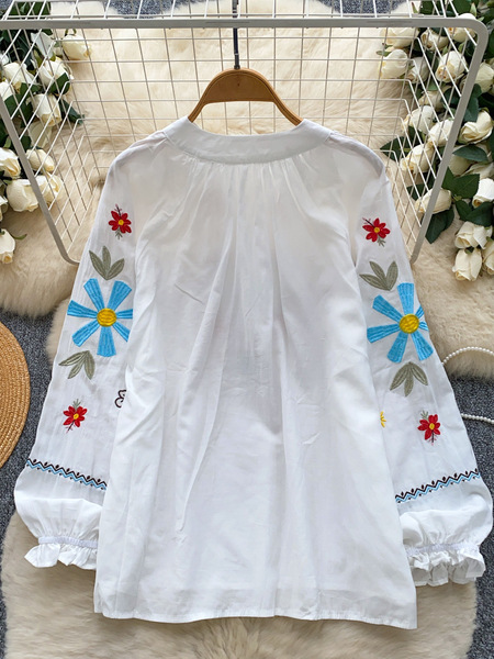 Retro ethnic flashlight with a round collar