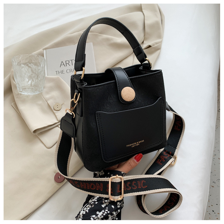 Wide-shoulder Strap Fashion Messenger Single-shoulder Bucket Bag Wholesale Nihaojewelry display picture 4