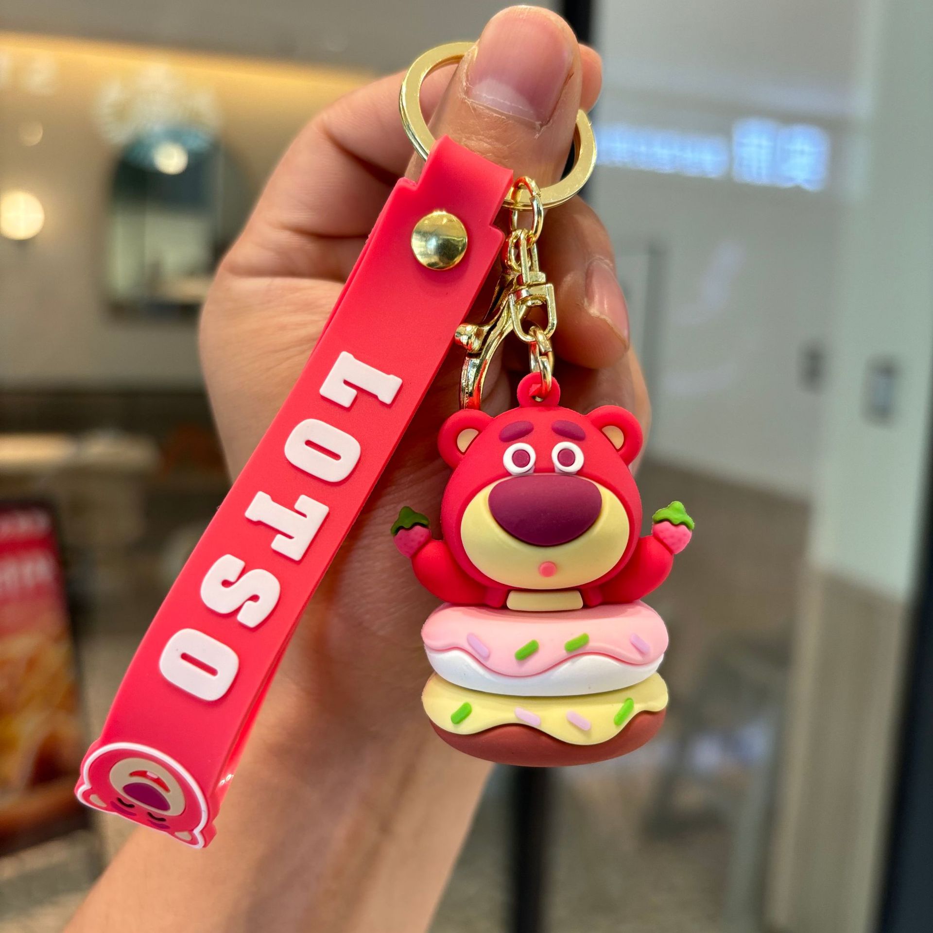 Sanrio Strawberry Bear Keychain, postre, cerradura de osos, bolsos para automóviles, colgantes de muñecas, pequeños regalos para parejas.