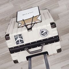 ブランドのアルミフレームスーツケースの新型は厚くて丈夫で長持ちします。