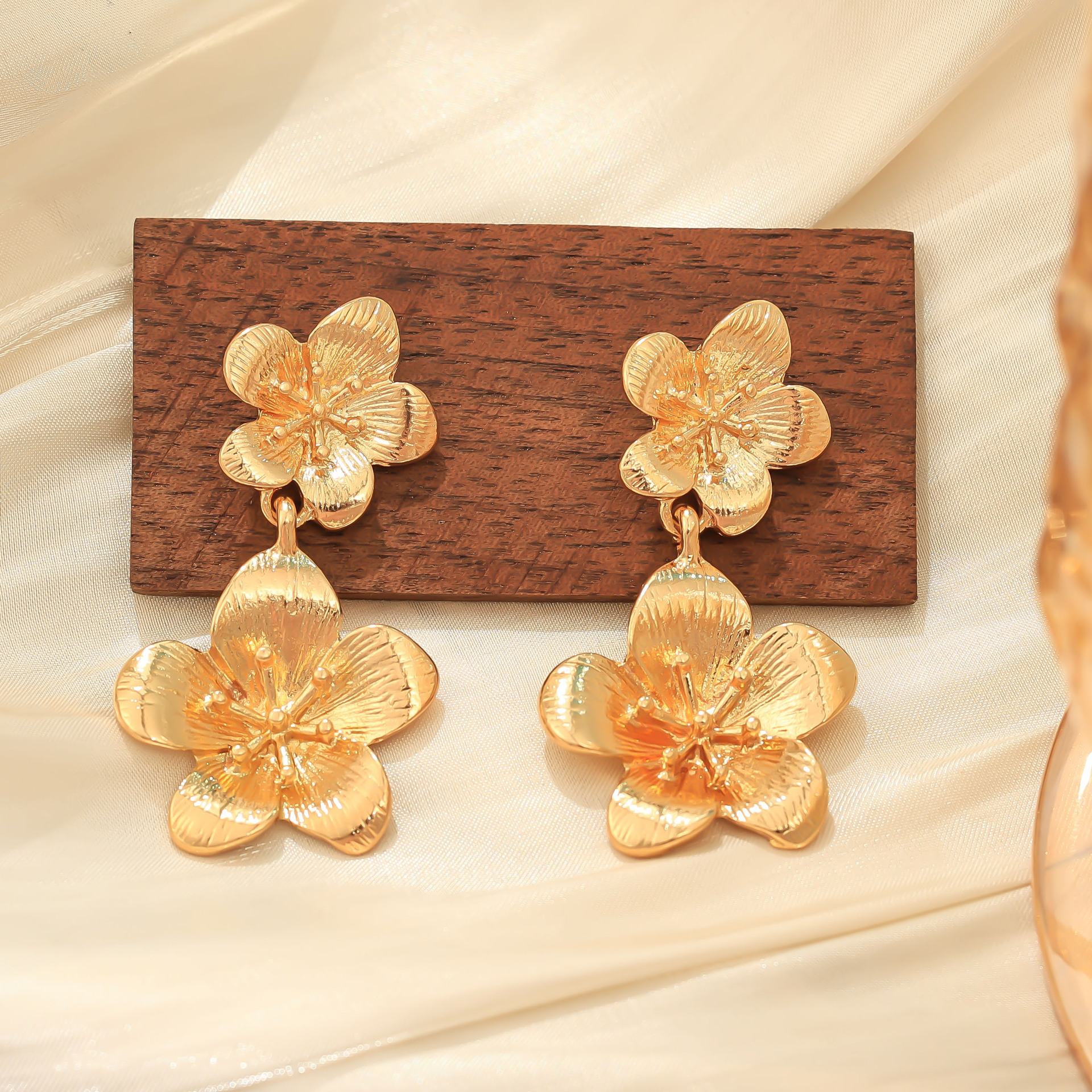 Pendientes de flores exagerados de alta gama transfronterizos europeos y estadounidenses Pendientes de lujo ligero para damas retro de nicho