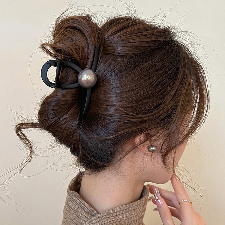 大きいサイズの黒い真珠のつかみの女性のシンプルな大衆の高級感のヘアピンの後頭部のサメのクリップの髪飾りのレトロな髪飾り|undefined
