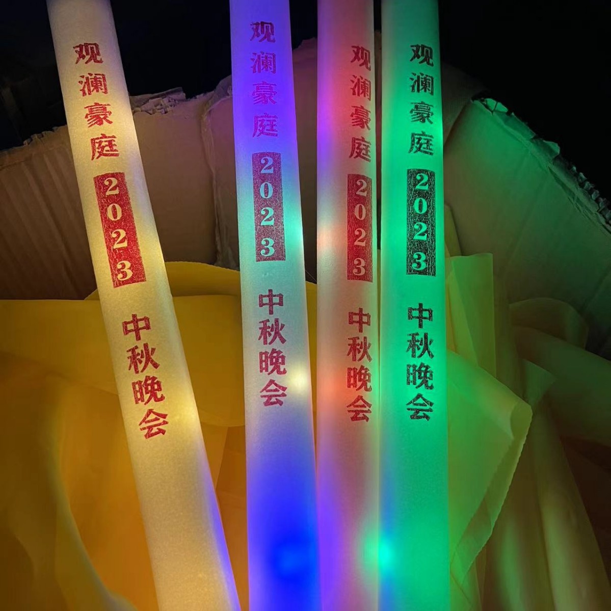 Palos de luz accesorios de concierto personalizados palos de luz logo palos de luz coloridos barra de luz al por mayor atmósfera colorida de mano