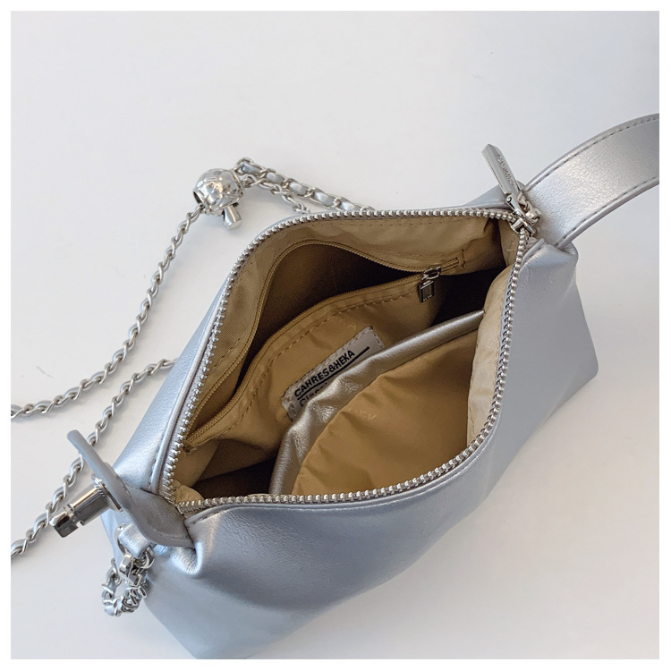 A stylish and elegant hand-held small square bag for women in the summer of 2025, featuring an Instagram-chic and high-end single-shoulder crossbody women's bag undefined