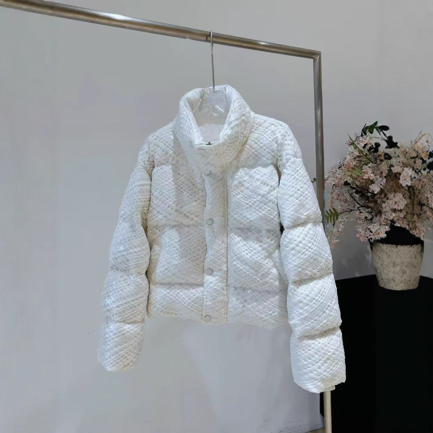 25 Autumn and Winter New White Stand-Up Collar Embossed Texture Sequined Short down Jacket Women's Versatile Slimming Look Bread Jacket