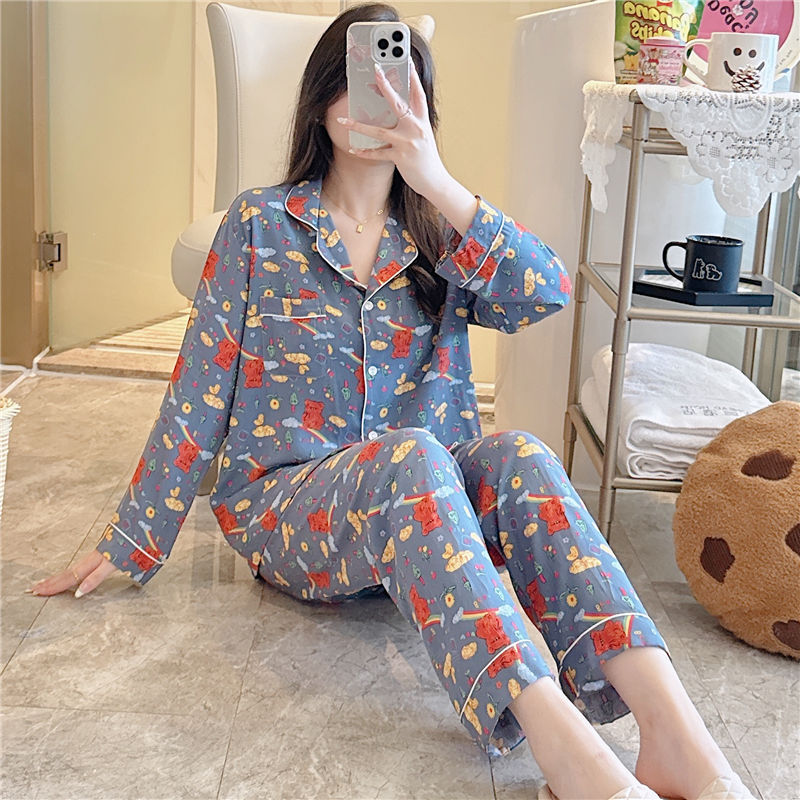 파란색 배경에 곰