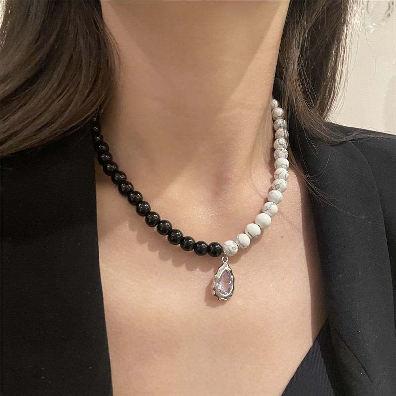 Korean New Personality Black And White Marble Pattern Stitching Necklace Niche Design Clavicle Chain display picture 1