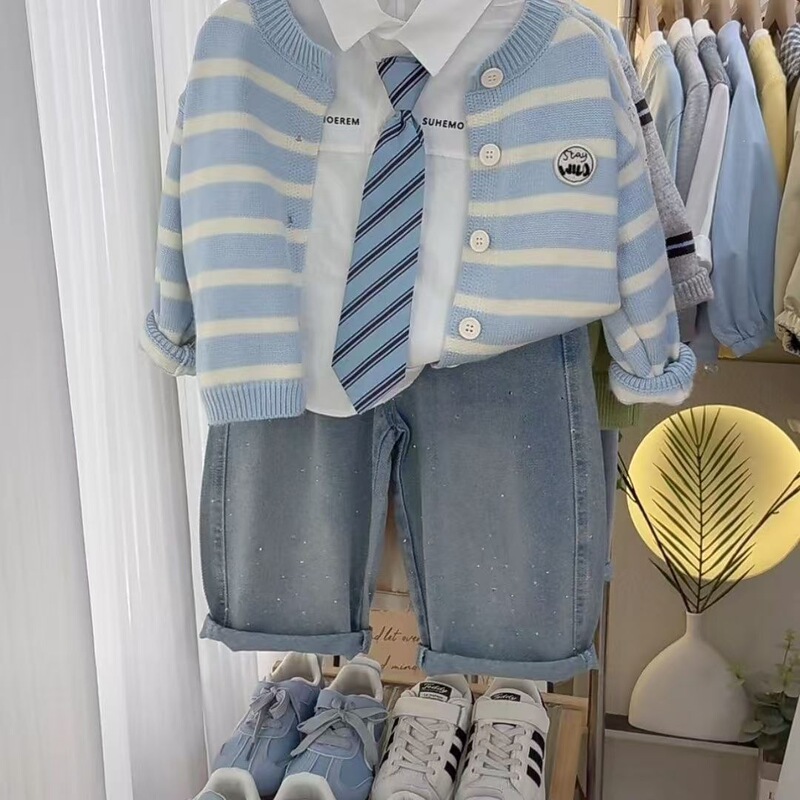 New stylish sweater and cardigan set for boys and girls, featuring a knitted striped cardigan and denim pants – a trendy and cool three-piece outfit