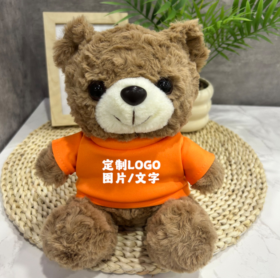 Los juguetes de peluche lindos se pueden combinar con logotipos impresos para enviar muñecas de muebles a amigos y vecinos.