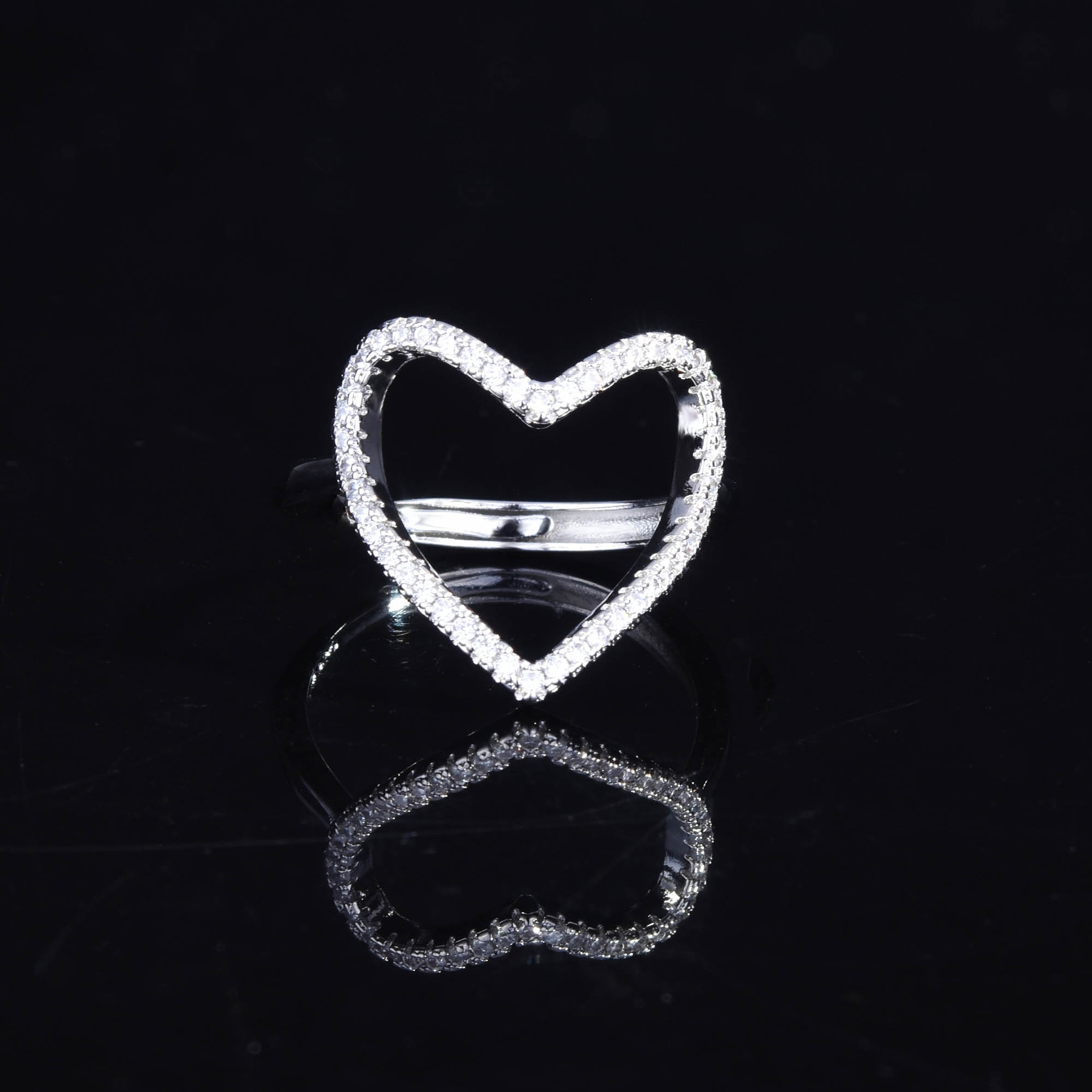 Internet Celebrity Même Style Concepteur De Niche Doux Cadeau Célébrité Internet Polyvalent Personnalité Amour En Forme De Coeur Anneau Femmes De Plein Diamant Lâche Anneau display picture 11