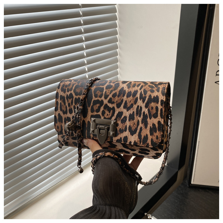 Cross-border women's bag 2024 New leopard print underarm bag, Korean style fashionable and trendy chain single-shoulder bag, riveted crossbody bag undefined