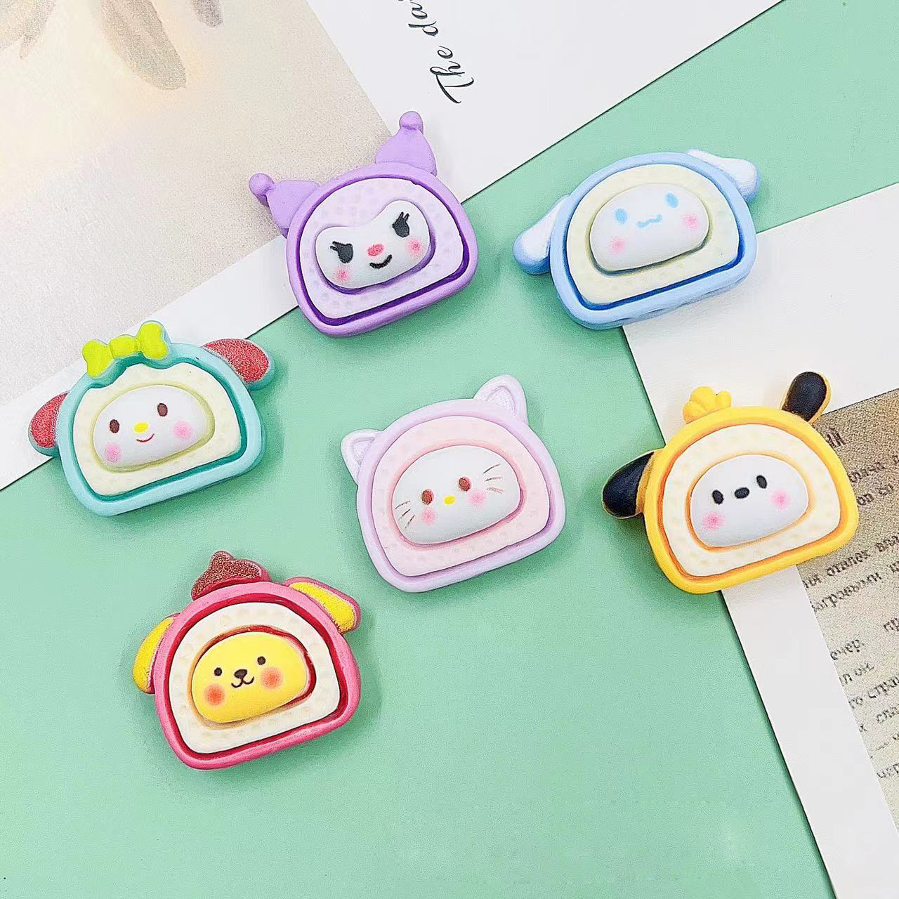 Pequeño Libro Rojo nuevo Sanrio pan de dibujos animados rollo crema pegamento resina DIY accesorios al por mayor teléfono móvil material parche