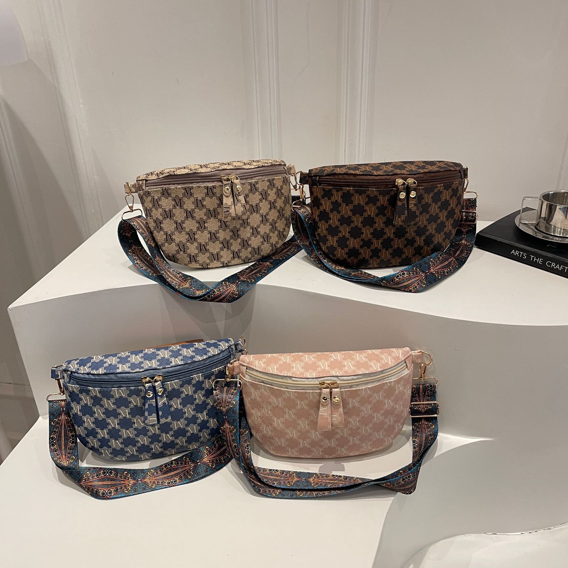 2026 bolso de pecho retro impresión temperamento crescente bolso de conchas nuevas bolsas de hombro de gran capacidad bolsas de mujer