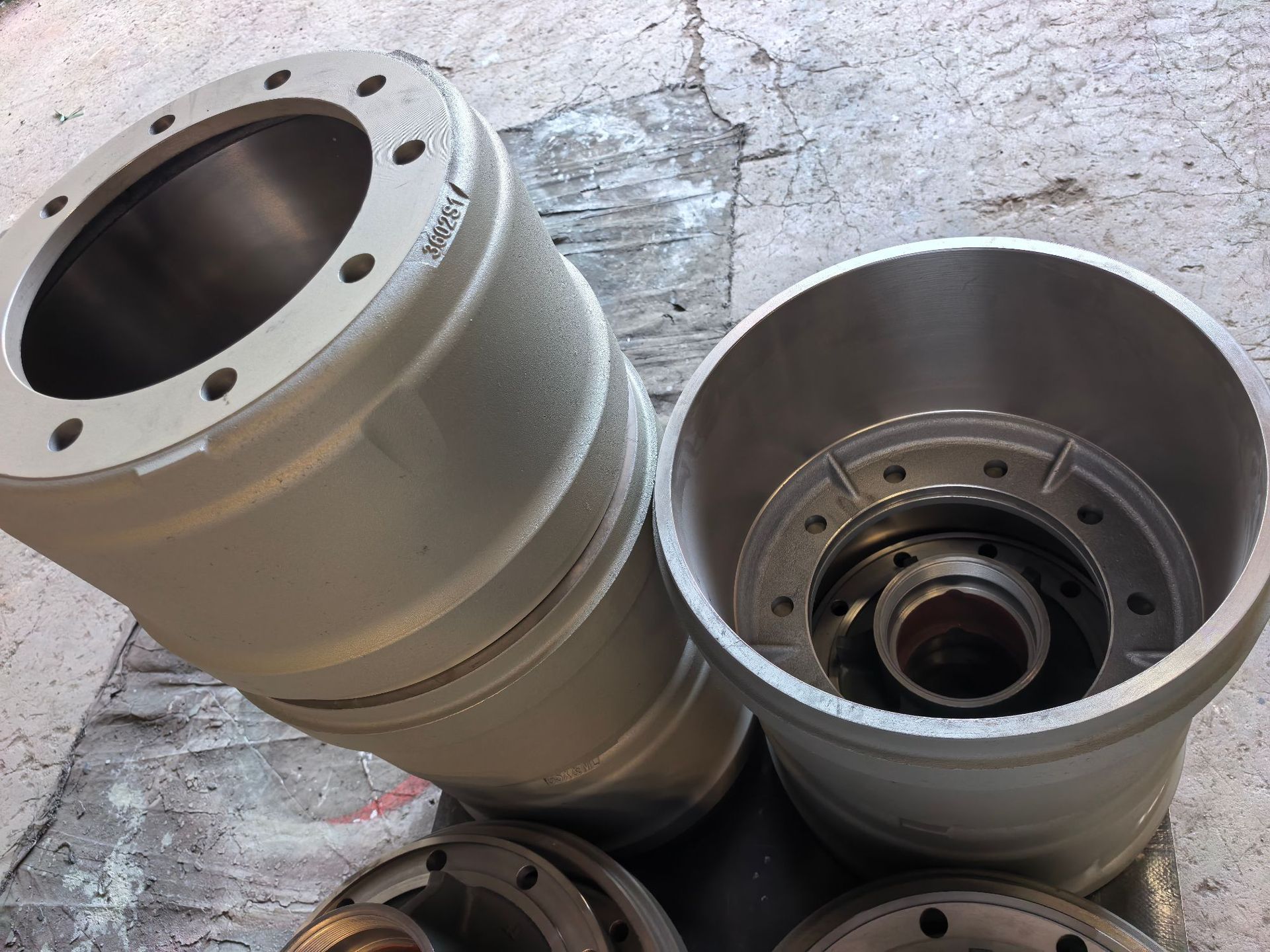 420 brake drum AZ9112440001, compatible with Steyr, DeLonghi, Sinotruk, and HOWO front axle brake drums, original manufacturer